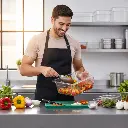Hombre cocina moderna recipiente ensalada 1024x1024 sin cambios_resultado.webp