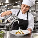 Jarra cremera acero inoxidable mujer cocina restaurante uso_resultado.webp
