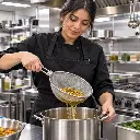 Colador ovalado Ghidini mujer cocina industrial uso_resultado.webp