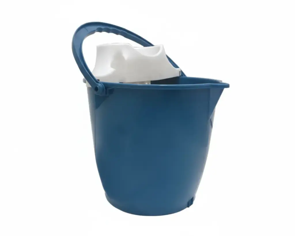 BALDE CON PICO Y ESCURRIDOR DE PLASTICO 12 L ALFA HOGAR